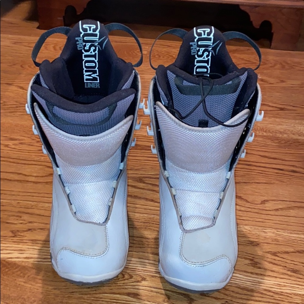Women’s 8.5 White/Tan snowboarding boots